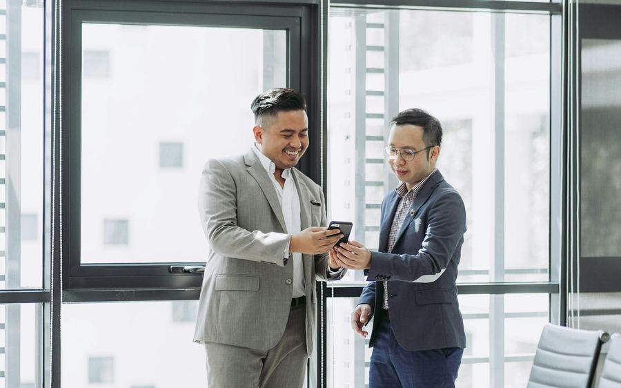 Advisor consulting a client (placeholder photo)